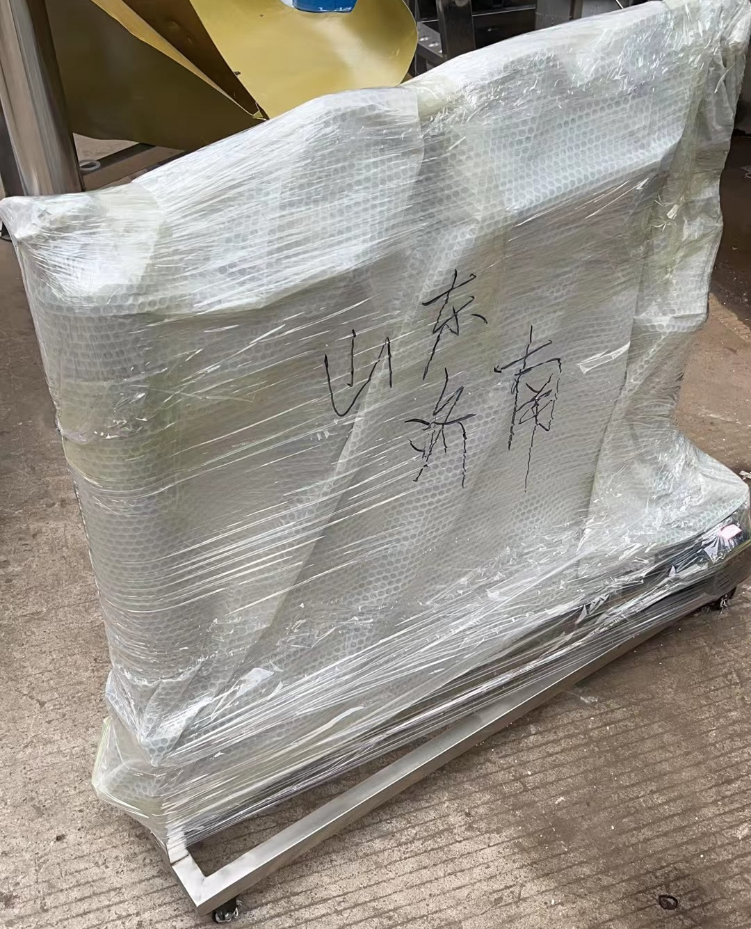 山東濟南王總的一臺小四級白酒過濾機已打包發(fā)出！